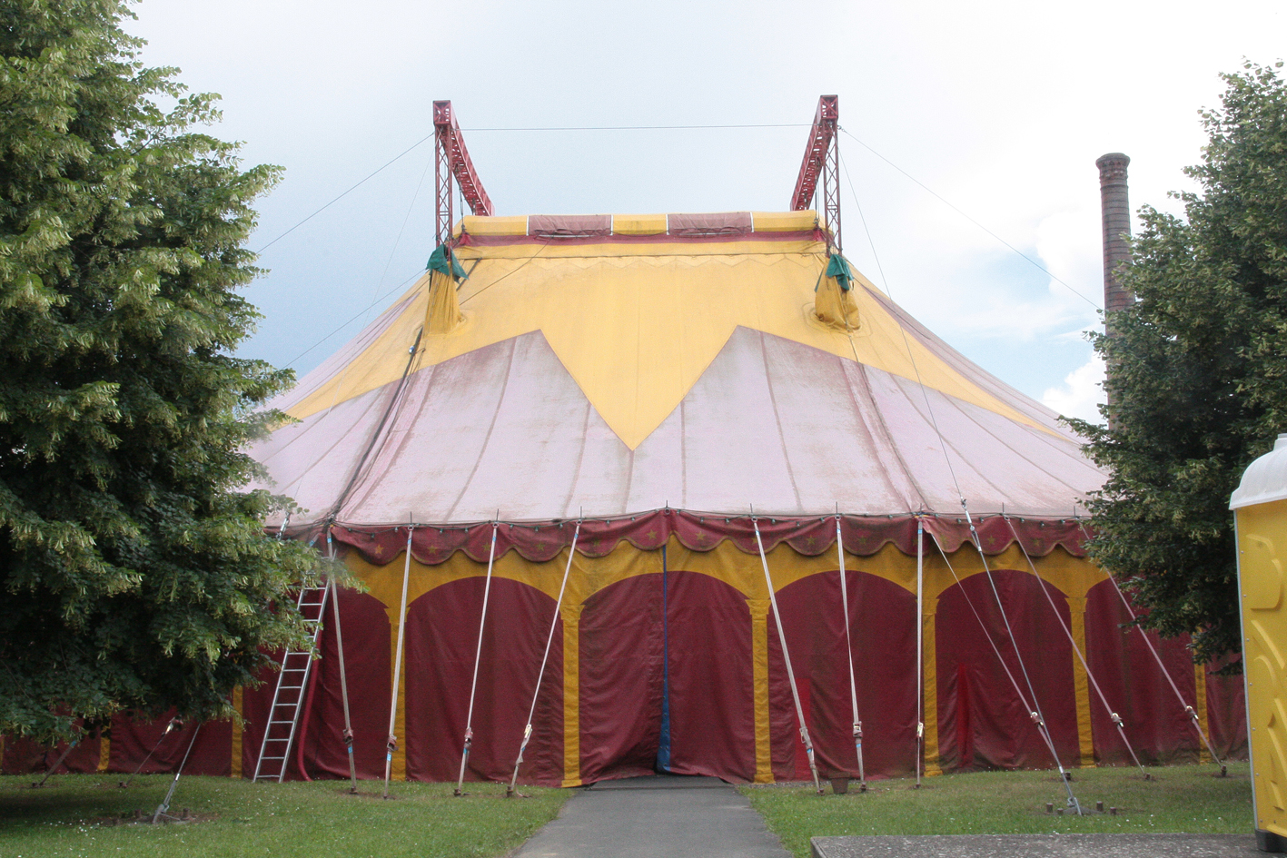 Burguscircus A vendre Chapiteau de l'Ecole Nationale de Cirque de Châtellerault Burguscircus A vendre Chapiteau de l'Ecole Nationale de Cirque de Châtellerault