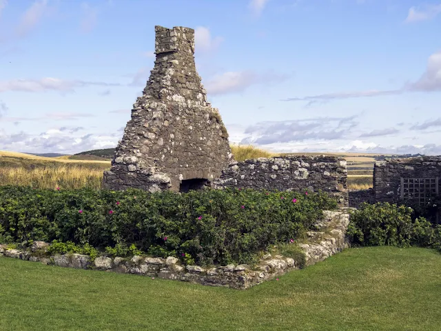 Day Trips from Aberdeen Scotland: Walk around the ruins of Dunnottar Castle