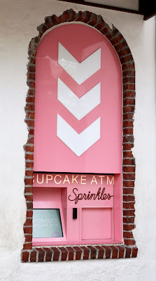 Disney-Springs-Sprinkles-ATM-cupcakes