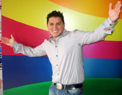 Néstor Villanueva Foto de Néstor Villanueva posando muy feliz