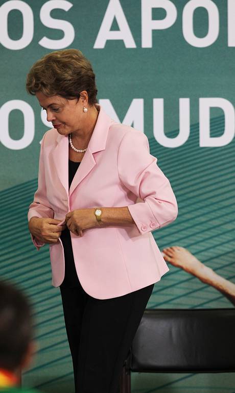 Após reunião com ministros, Dilma desiste de recriar a CPMF.