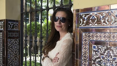 Ana López Martín lleva medio mundo a sus espaldas. Se fue pronto a estudiar a Estados Unidos, pero como otros muchos asturianos, volvió a su país y a su tierra y, entre otras cosas, escribió una novela. «El crucigrama de Jacob»(Planeta), que entremezcla Historia y ficción con la expulsión de los judíos de la corona española como marco de fondo. Es su primer libro pero llega por todo lo alto, en Planeta y con una oferta para traducirse al italiano un mes después de publicarse.