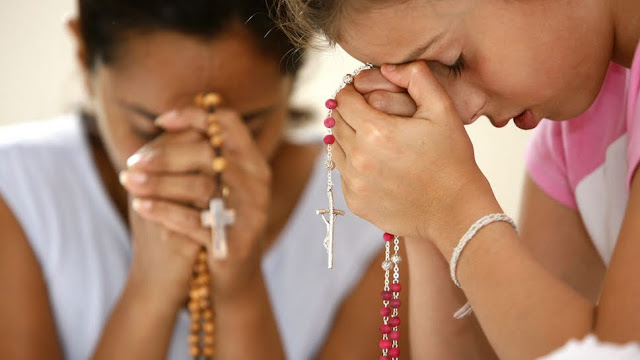 Resultado de imagen de rezando rosario