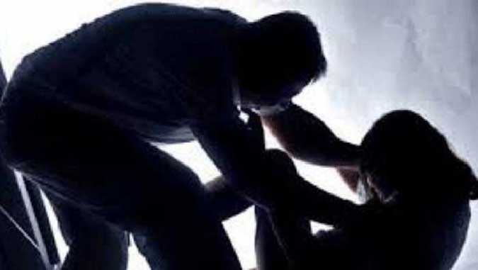 Pemerkosa Anak Kandung Divonis 10 Tahun Ambon, Malukupost.com - Majelis hakim Pengadilan Negeri Ambon diketuai Leo Sukarno menjatuhkan vonis 10 tahun penjara terhadap La Rau aias Bapa Wa Ade (41) karena telah memperkosa anak kandung yang masih di bawah umur secara berlanjut. "Terdakwa dihukum penjara karena terbukti melanggar pasal 81 ayat (3) Undang-Undang nomor 35 tahun 2014 tentang perlindungan anak, juncto pasal 64 KUHP Pidana dan pasal 82 ayat (2) UU perlindungan anak," kata majelis hakim dalam persidangan di Ambon, Jumat (10/3).