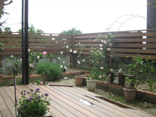 ハードウッドで作るフェンスとデッキの庭