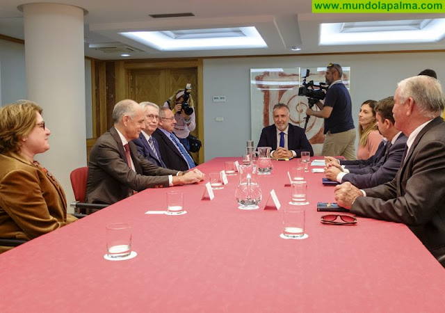 Ángel Víctor Torres mantiene una reunión con los presidentes de las Cámaras de Comercio de España y de las Islas Canarias