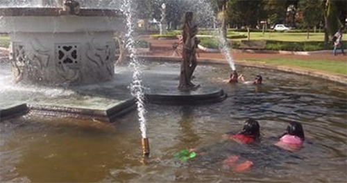 Indiozinhos de Manoel Ribas se refrescando em Campo Mourão