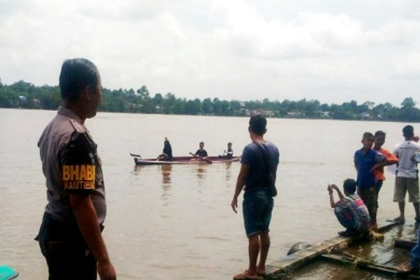 Lomba Sampan Bidar di Belitang Hilir untuk Kalangan Anak-anak Lomba Sampan Bidar di Belitang Hilir untuk Kalangan Anak-anak