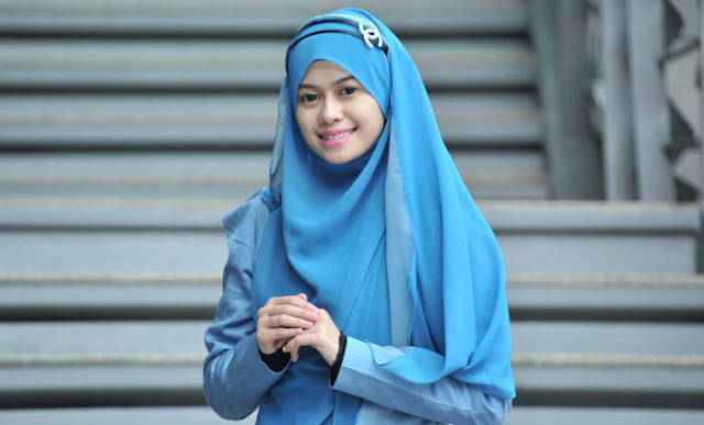 Fesyen Muslimah Terkini Fesyen Muslimah Terkini yang paling cantik dan menawan yang digayakan oleh Heliza Helmi adalah pilihan yang paling baik dan menarik untuk kebanyakan wanita-wanita muslimah. Sebagai icon fesyen terkini pakaian muslimah, Heliza Helmi sudah pasti menjadi daya tarikan kepada lelaki mahupun wanita yang terserlah di sebalik wajah ayu dan penampilan sopannya.