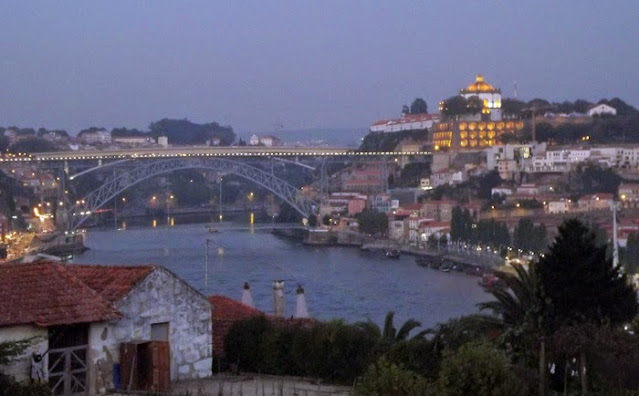 vista do rio Douro da ponte Luiz I e da Serra do Pilar ao anoitecer