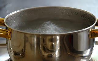 Olla de cocina con agua hirviendo