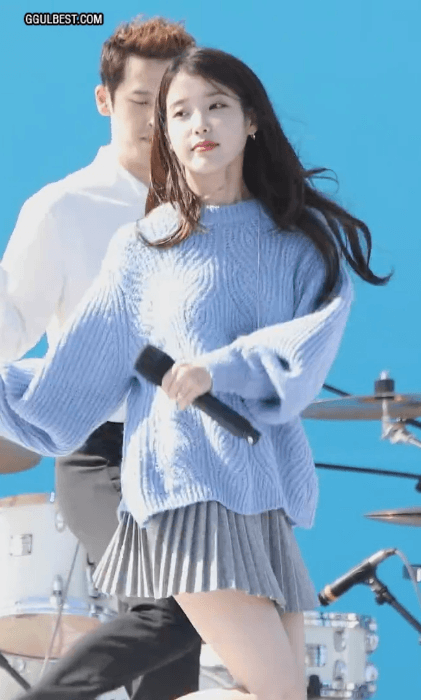거들 입은 아이유보니 잠은 다 잤네