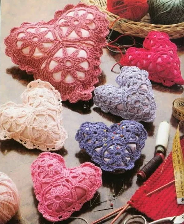 Alfiletero con forma de corazón tejido al crochet