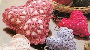 Alfiletero con forma de corazón tejido al crochet