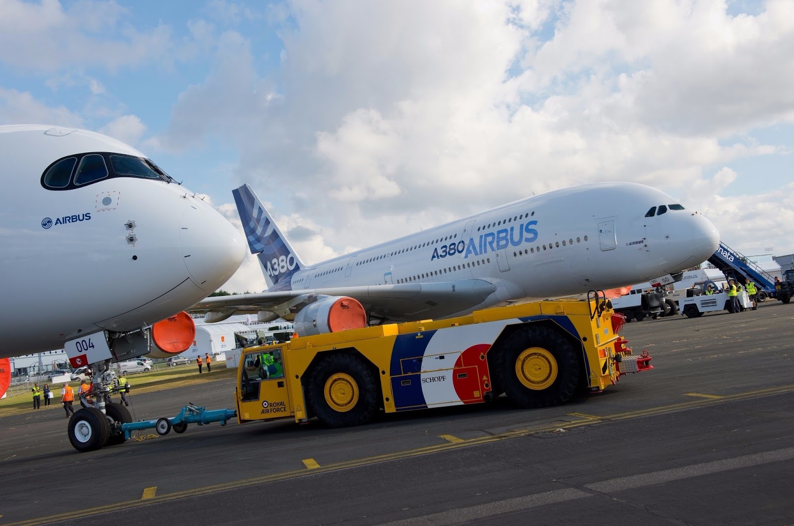 a380-800-and-a350-900-xwb-side-by-side-at-farnborough-aircraftwallpaper