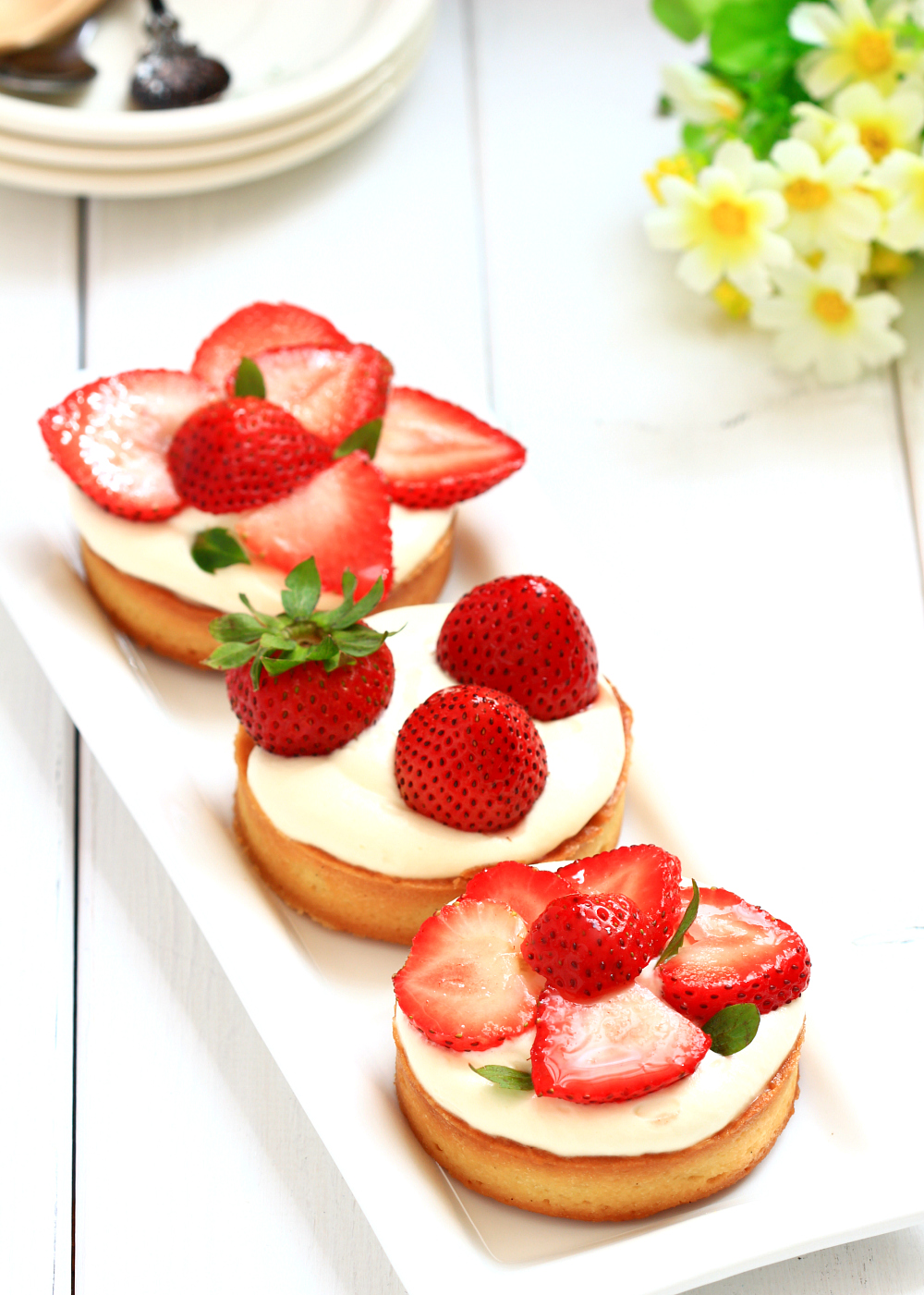 Strawberries and yogurt cream tarts