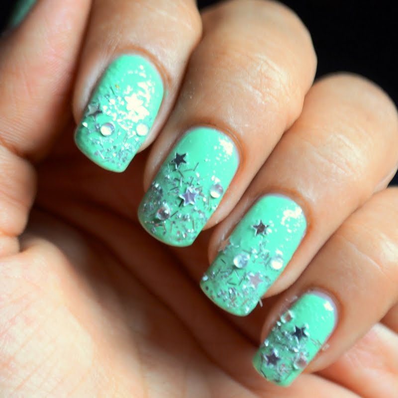 Beautiful mint green nails!