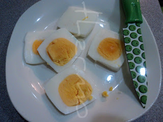 Ensalada con langostinos, lechuga y huevos cocidos cuadrados