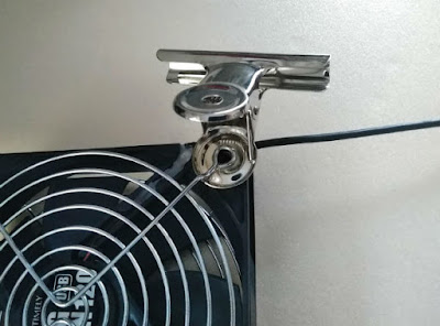 ファンガードどUSBファンの間に目玉クリップを差し込む