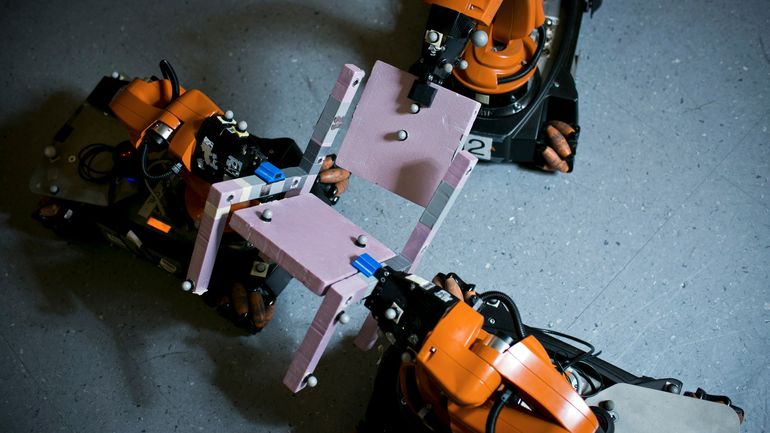 서로 협력해서 일을 하는 로봇