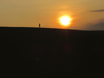 Amanecer en las dunas de arena blanca, en Mui Ne