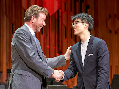 Pianist Joon Yoon receiving the Guildhall School GOld Medal in 2018
