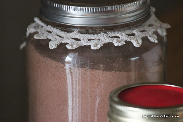 12 days of christmas Hot Cocoa Station http://bec4-beyondthepicketfence.blogspot.com/