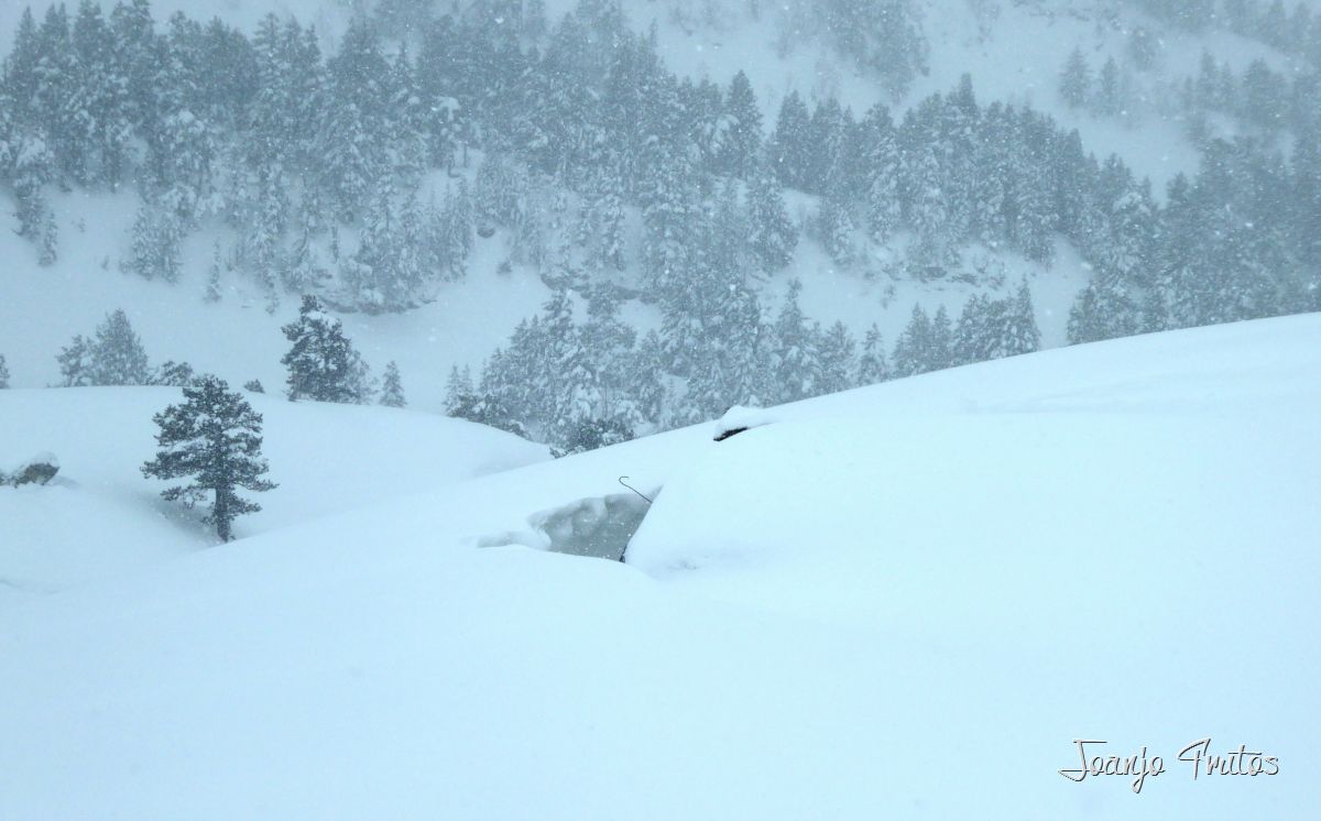 P1110247 - Visitando los 3 m de nieve Refugio de La Renclusa