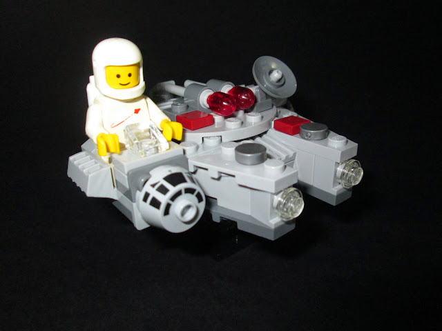 MOC LEGO Spaceman na Millenium Falcon