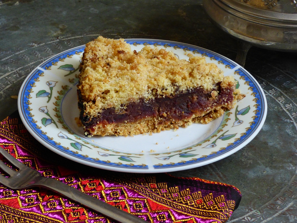 Dattel-Streuselkuchen mit Grieß und Nüssen - Gilacgi | Ägyptische Rezepte