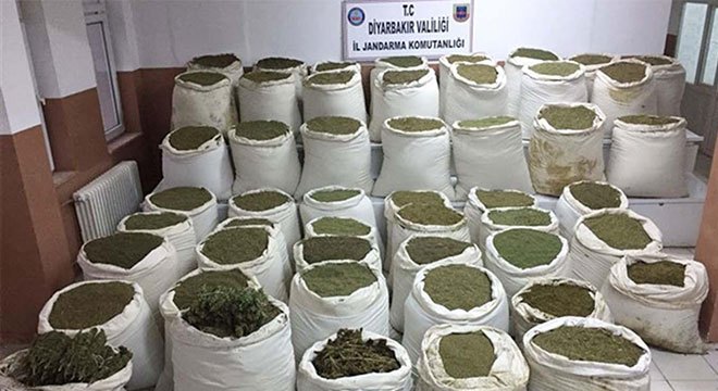 Diyarbakır Lice'deki PKK operasyonunda yaklaşık 2 ton esrar ele geçirildi Diyarbakır Lice'deki PKK operasyonunda yaklaşık 2 ton esrar ele geçirildi