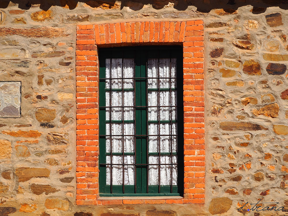 Ventanas en Castrillo de los Polvazares Ventanas en Castrillo de los Polvazares