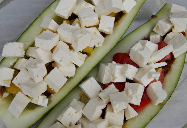 Rezept: Gefüllte Zucchini-Boote aus dem Backofen. Die Zucchini-Schiffe könnt Ihr unterschiedlich füllen, auch vegetarisch.