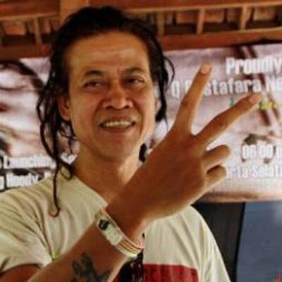 Biografi Tony Q Rastafara Biografi Tony Q Rastafara Tony Waluyo Sukmoasih (populer dengan nama Tony Q atau Tony Q Rastafara; lahir di Semarang, Jawa Tengah, 27 April 1961; umur 48 tahun) adalah seorang penyanyi Indonesia beraliran reggae yang telah aktif di ragam tersebut sejak tahun 1989. Dia bersama grup musiknya Rastafara mempopulerkan istilah “rambut gimbal” (gaya rambut dreadlock) di Indonesia lewat lagu dengan judul yang sama pada tahun 1996. Tony Q telah menjadi ikon musik reggae Indonesia. Dia dianggap sebagai pelopor reggae di Indonesia, karena dia tak hanya berkecimpung di ragam tersebut sejak lama, namun juga mengembangkan karakter musik reggaenya sendiri, dimana dia memasukkan banyak unsur tradisional Indonesia ke musiknya, dan mengangkat tema-tema khas Indonesia dalam musiknya Tony Q adalah seorang lulusan STM Perkapalan di Semarang. Sebelum terjun ke dunia musik, pada tahun 1980 Tony Q pernah bekerja selama enam bulan di bagian quality control (pengendalian mutu) di sebuah pabrik pengalengan milik perusahaan Singapura di Cakung, Jakarta Timur. Namun kemudian dia meninggalkan pekerjaan tersebut dan memilih untuk menjadi pengamen di jalanan dan seorang musisi, menghadapi tentangan keras keluarganya. Dia sempat menjadi pengamen selama lima sampai enam tahun di daerah Blok M, Jakarta. Menurut wawancara
