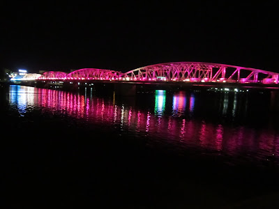 Puente iluminado sobre el río Perfume, en Hue