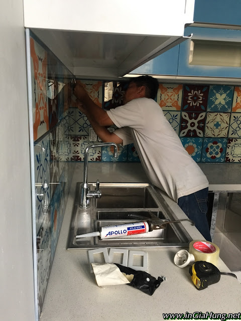 Thi công vách bếp kính cường lực in hoa văn gạch bông cực đẹp tại đường Trường Chinh, Tân Bình, TpHCM Thi công vách bếp kính cường lực in hoa văn gạch bông cực đẹp tại đường Trường Chinh, Tân Bình, TpHCM