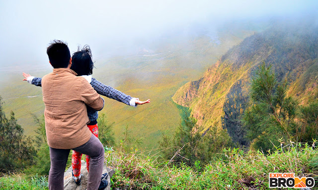 menikmati pagi di Bromo bersama kekasih menikmati matahari pagi dari pananjakan