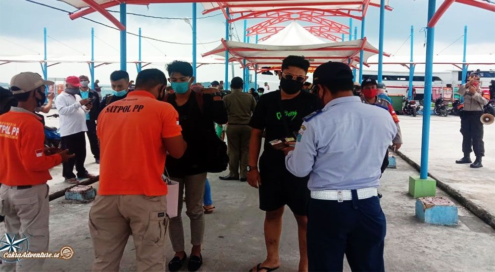 petugas pemeriksaan protokol kesehatan di pulau harapan wisata pulau harapan