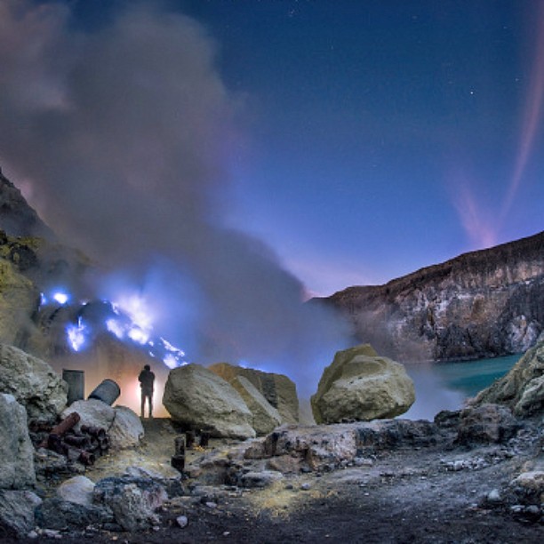 api biru di kawah ijen foto indah api biru kawah ijen