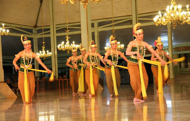Tari Gambyong Asal Jawa Tengah : Sejarah, Gerakan, Video, dan Penjelasannya Tari Gambyong Asal Jawa Tengah : Sejarah, Gerakan, Video, dan Penjelasannya
