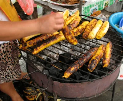African street food hawkers teach how to grill sweet plantains perfectly.