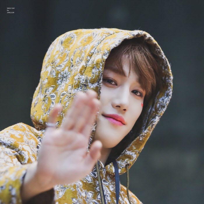 귀여운 얼굴에 반전 복근을 가지고 있는 신인 남돌들.jpgif | 인스티즈