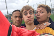 Justin Bieber invade treino do Barcelona e faz careta ao lado de Neymar e David Brazil