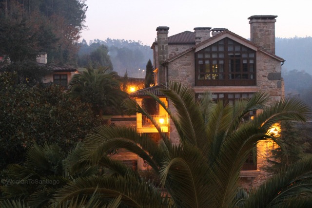 foto del jardin con el hotel