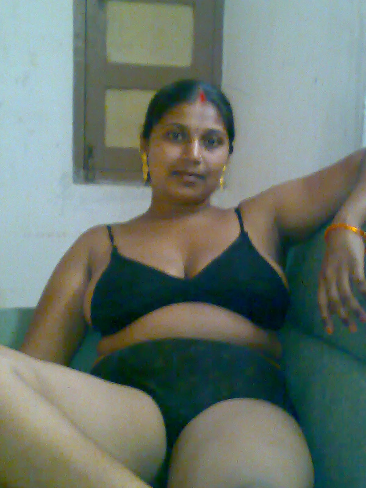 Hot Mom Pics: South indian aunty nude n giving blowjob