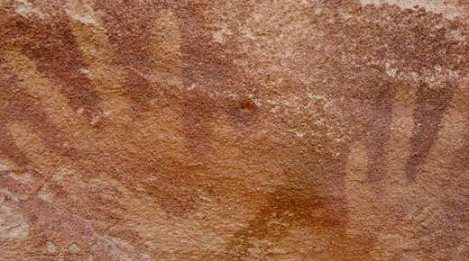 Huellas de manos de la Edad de Piedra en pared de cueva en Egipto no son de humanos