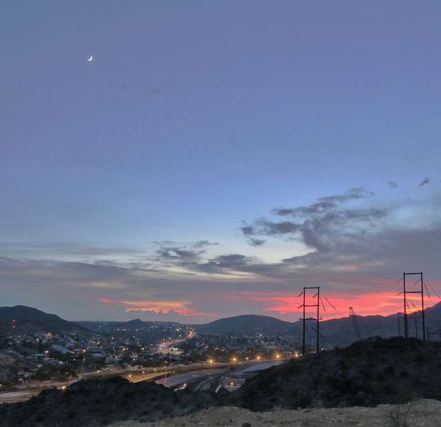 Sunset over Juárez, Chihuahua, Mexico, from UTEP parking lot, El Paso, Texas. July 2017.