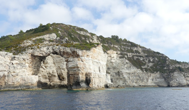 Südküste Paxos mit dem Felsentor Tripitos, Griechenland Südküste Paxos mit dem Felsentor Tripitos, Griechenland