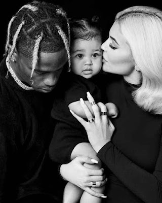 Kylie Jenner y Travis Scottt posan con su hija en el Día de Acción de Gracias