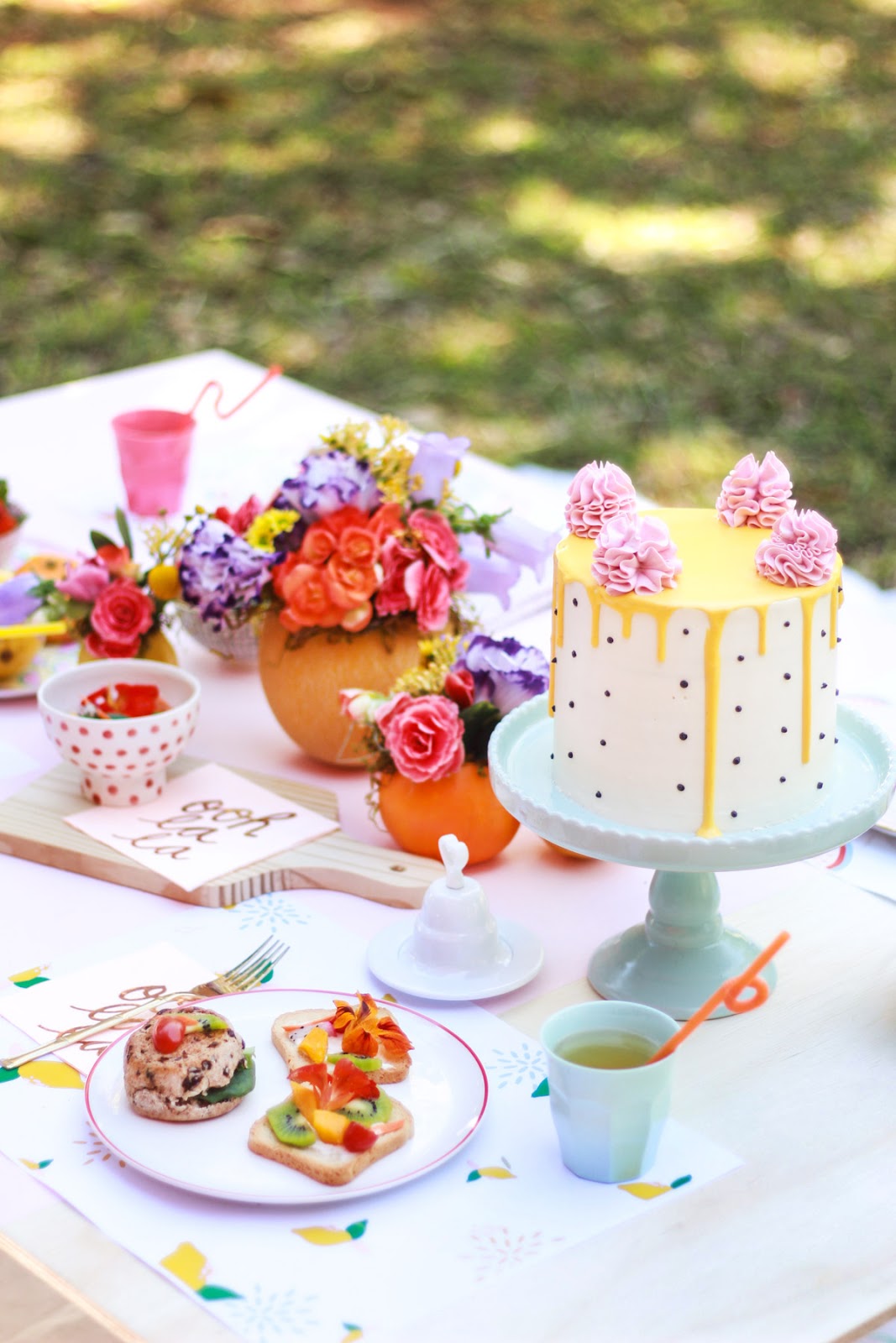 picnic no parque decoração com flores e frutas blog do math brasilia salada e torrada decorada com flores comestiveis